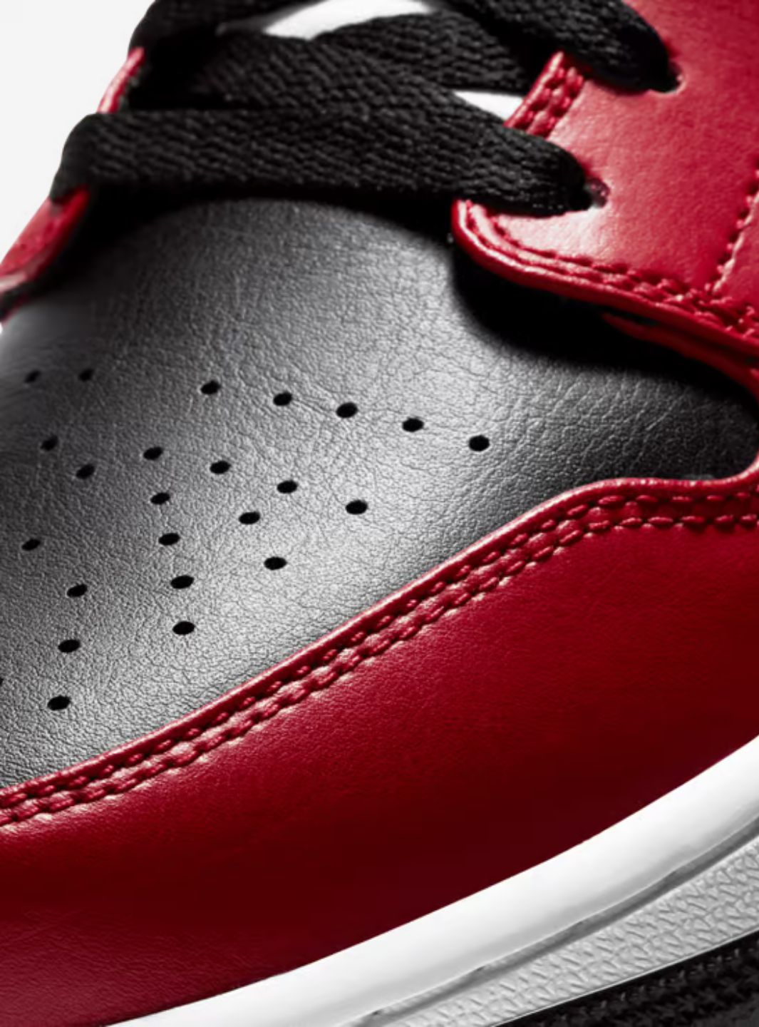 Air Jordan 1 Mid Chicago Black Toe