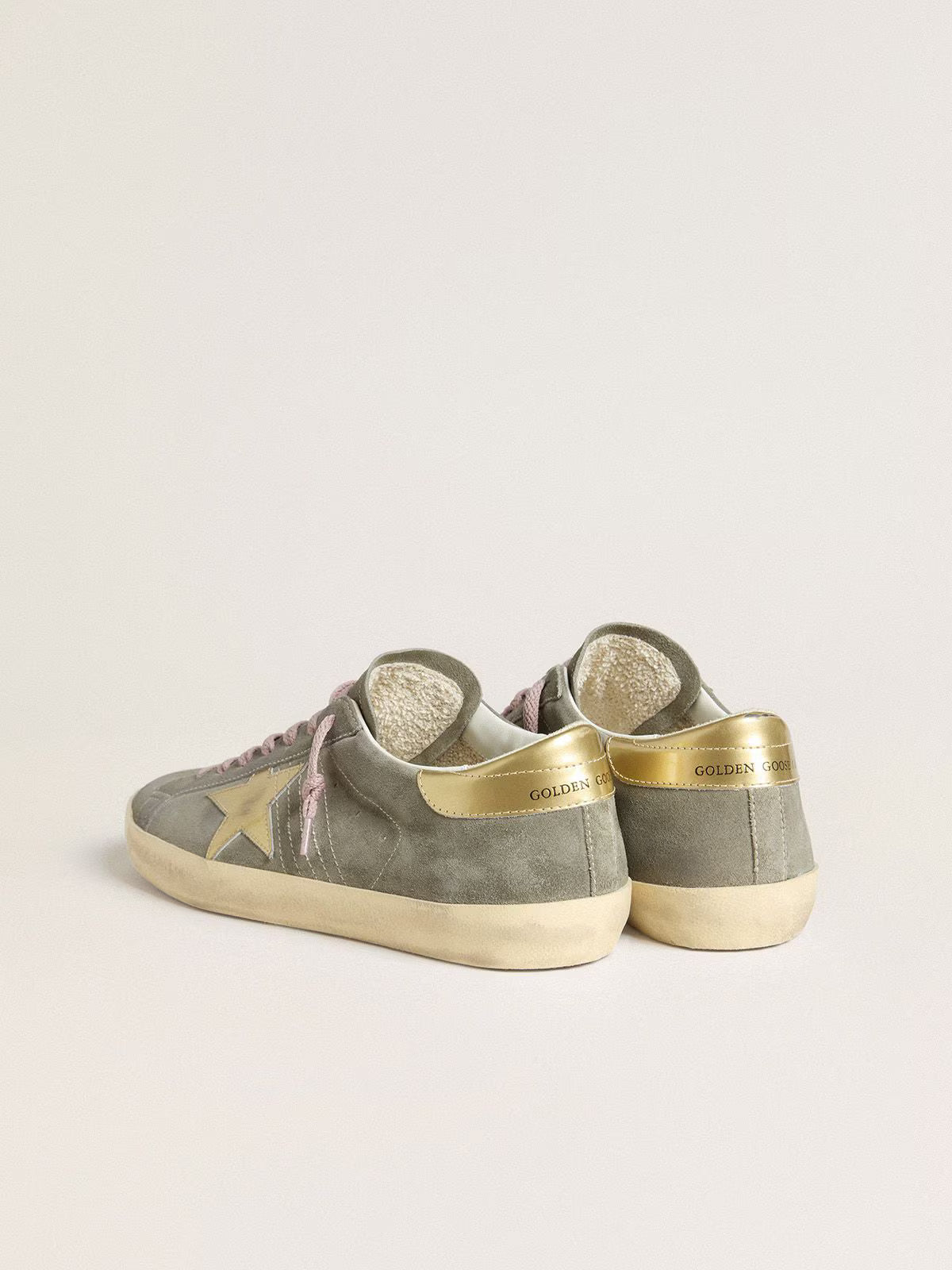 Super-Star Uomo in suede grigio con stella e talloncino in pelle laminata oro